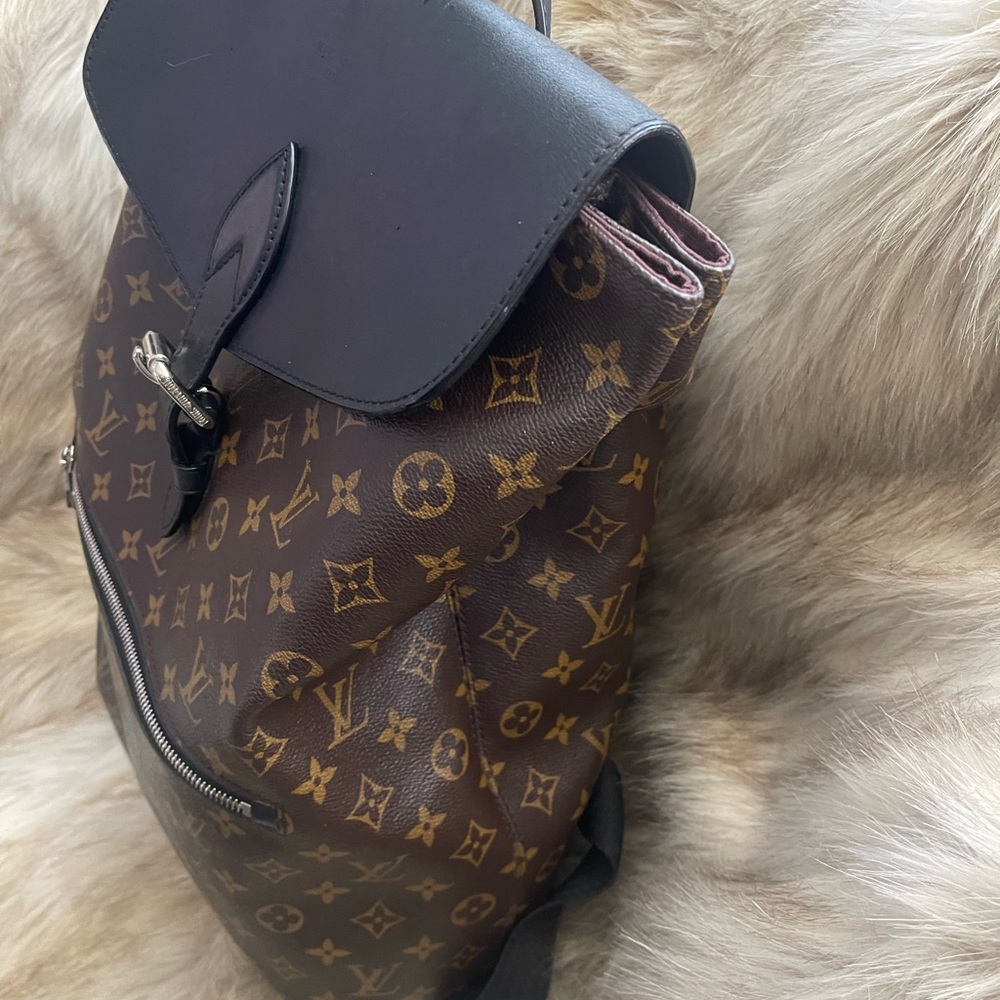 LV backpack excellent condition